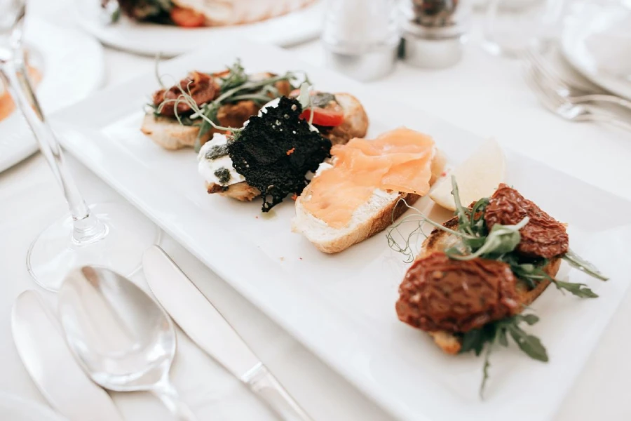 تزیین میز شام عروس داماد در تالار