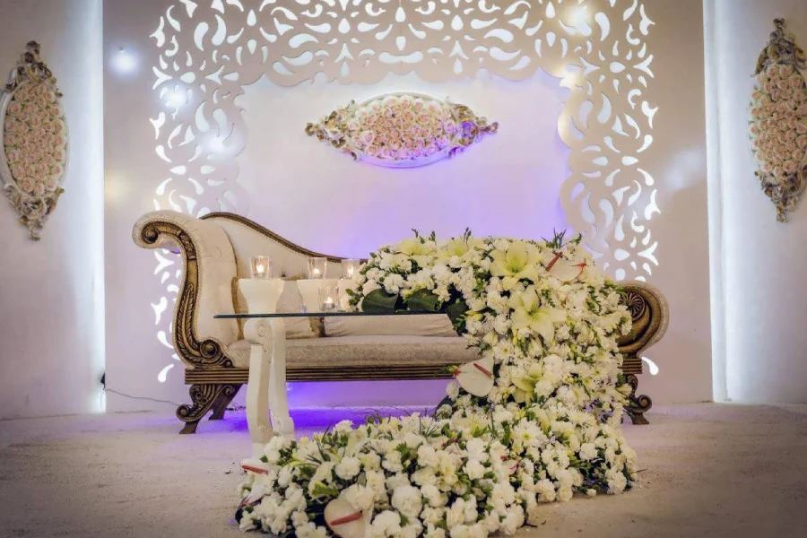 گل آرایی جایگاه عروس در تالار